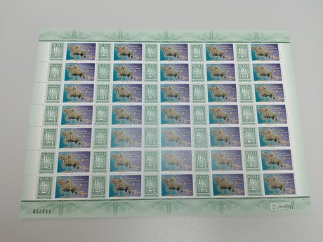 Szent Istvánhoz kapcsolódó egyedi bélyeget, borítékot vásárolhatunk a Koronázó Bazilika Látogatóközpontban